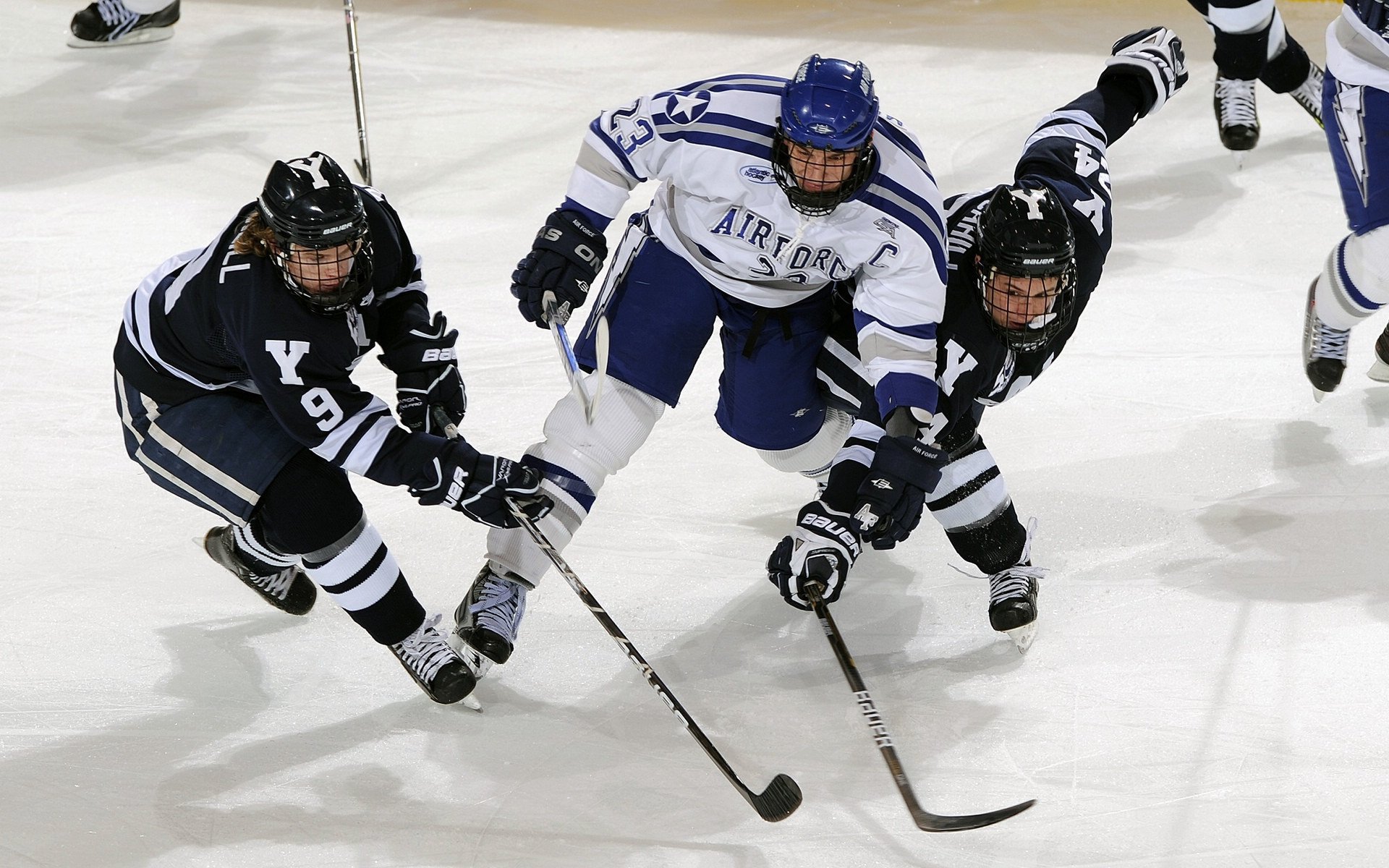 体育传媒内容对青少年体育认同的影响路径分析，媒体对体育发展的影响